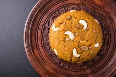 Saf ghee olarak Moong Dal helva - Hindistan, Indan tatlı Halwa Moong Dal, moong dal tatlı sheera veya shira yapılmış bir tatlı yemek pişmiş