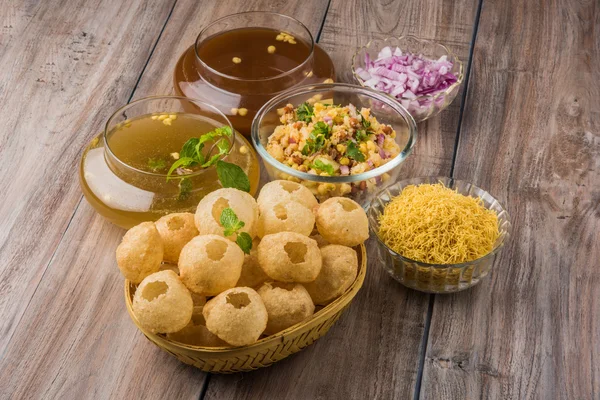 Pani Puri или panipuri, Golgappe или gol gappe, Chat item, India — стоковое фото