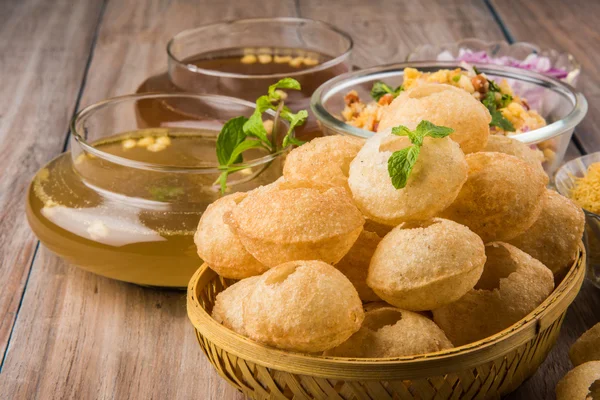 Pani Puri atau panipuri, Golgappe atau gol gappe, Chat item, India — Stok Foto