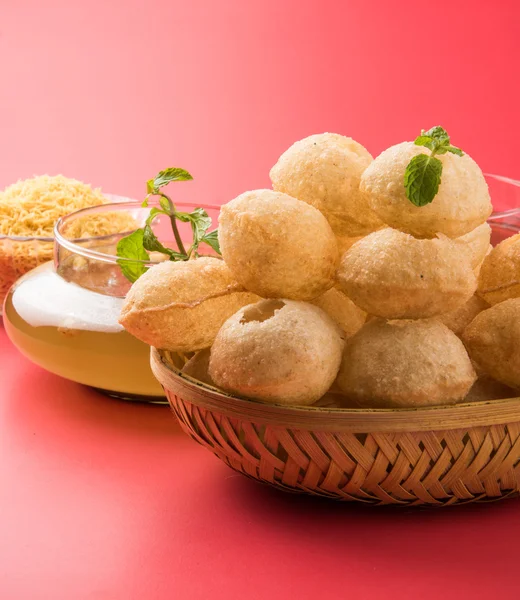 Pani Puri atau panipuri, Golgappe atau gol gappe, Chat item, India — Stok Foto