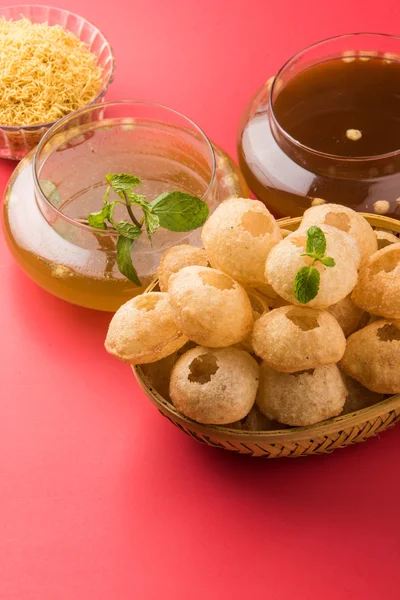 Пані Пурі або panipuri, Golgappe або gol gappe, чат елемент, Індія — стокове фото