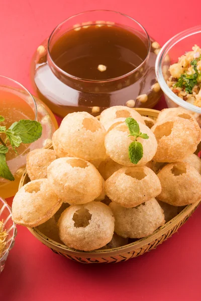 Пані Пурі або panipuri, Golgappe або gol gappe, чат елемент, Індія — стокове фото