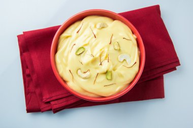 Hint tatlı süzme yoğurt veya şaka, Kocaeli ve gujrat, popüler Alman shrikhand, yapılmış Hint tatlı Shrikhand popüler bir garnitür de puri veya Çapati ile çok lezzetli olup