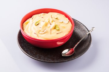 Hint tatlı süzme yoğurt veya şaka, Kocaeli ve gujrat, popüler Alman shrikhand, yapılmış Hint tatlı Shrikhand popüler bir garnitür de puri veya Çapati ile çok lezzetli olup