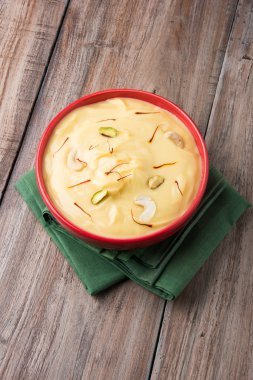 Hint tatlı süzme yoğurt veya şaka, Kocaeli ve gujrat, popüler Alman shrikhand, yapılmış Hint tatlı Shrikhand popüler bir garnitür de puri veya Çapati ile çok lezzetli olup