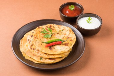 Geleneksel Hint ekmek - Aloo paratha veya aalu parotha, patates, ekmek dolması. domates ketçap ya da sos ve lor ile servis