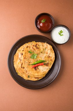 Geleneksel Hint ekmek - Aloo paratha veya aalu parotha, patates, ekmek dolması. domates ketçap ya da sos ve lor ile servis