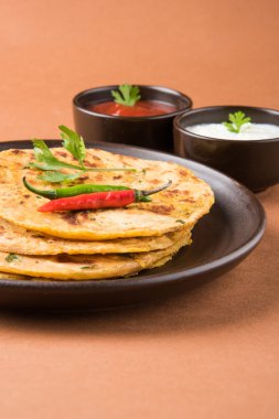 Geleneksel Hint ekmek - Aloo paratha veya aalu parotha, patates, ekmek dolması. domates ketçap ya da sos ve lor ile servis