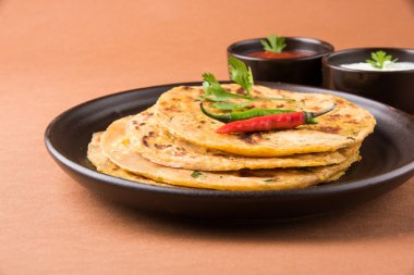 Geleneksel Hint ekmek - Aloo paratha veya aalu parotha, patates, ekmek dolması. domates ketçap ya da sos ve lor ile servis