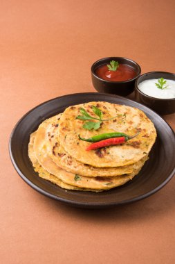 Geleneksel Hint ekmek - Aloo paratha veya aalu parotha, patates, ekmek dolması. domates ketçap ya da sos ve lor ile servis