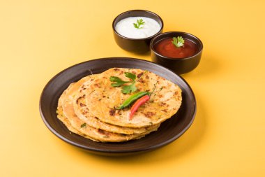 Geleneksel Hint ekmek - Aloo paratha veya aalu parotha, patates, ekmek dolması. domates ketçap ya da sos ve lor ile servis