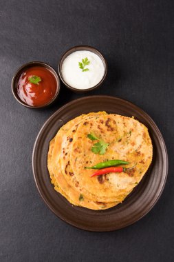 Geleneksel Hint ekmek - Aloo paratha veya aalu parotha, patates, ekmek dolması. domates ketçap ya da sos ve lor ile servis