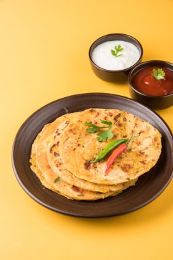 Geleneksel Hint ekmek - Aloo paratha veya aalu parotha, patates, ekmek dolması. domates ketçap ya da sos ve lor ile servis
