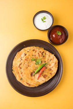 Geleneksel Hint ekmek - Aloo paratha veya aalu parotha, patates, ekmek dolması. domates ketçap ya da sos ve lor ile servis