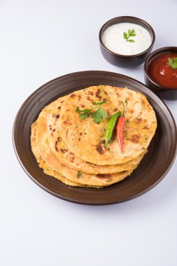 Geleneksel Hint ekmek - Aloo paratha veya aalu parotha, patates, ekmek dolması. domates ketçap ya da sos ve lor ile servis