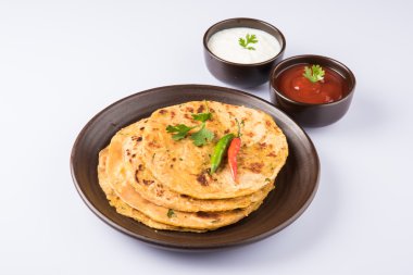 Geleneksel Hint ekmek - Aloo paratha veya aalu parotha, patates, ekmek dolması. domates ketçap ya da sos ve lor ile servis