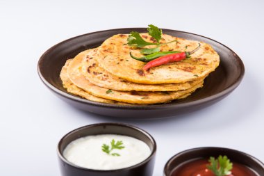 Geleneksel Hint ekmek - Aloo paratha veya aalu parotha, patates, ekmek dolması. domates ketçap ya da sos ve lor ile servis