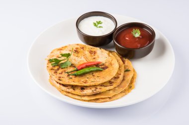 Geleneksel Hint ekmek - Aloo paratha veya aalu parotha, patates, ekmek dolması. domates ketçap ya da sos ve lor ile servis