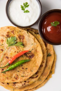 Geleneksel Hint ekmek - Aloo paratha veya aalu parotha, patates, ekmek dolması. domates ketçap ya da sos ve lor ile servis