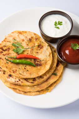 Geleneksel Hint ekmek - Aloo paratha veya aalu parotha, patates, ekmek dolması. domates ketçap ya da sos ve lor ile servis