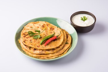 Geleneksel Hint ekmek - Aloo paratha veya aalu parotha, patates, ekmek dolması. domates ketçap ya da sos ve lor ile servis
