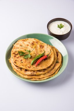 Geleneksel Hint ekmek - Aloo paratha veya aalu parotha, patates, ekmek dolması. domates ketçap ya da sos ve lor ile servis