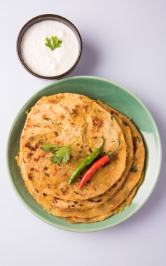 Geleneksel Hint ekmek - Aloo paratha veya aalu parotha, patates, ekmek dolması. domates ketçap ya da sos ve lor ile servis