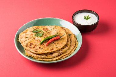 Geleneksel Hint ekmek - Aloo paratha veya aalu parotha, patates, ekmek dolması. domates ketçap ya da sos ve lor ile servis
