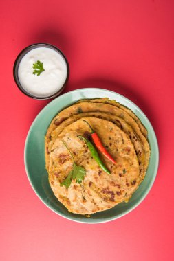 Geleneksel Hint ekmek - Aloo paratha veya aalu parotha, patates, ekmek dolması. domates ketçap ya da sos ve lor ile servis