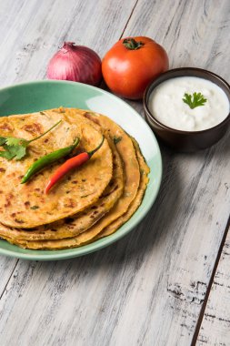 Geleneksel Hint ekmek - Aloo paratha veya aalu parotha, patates, ekmek dolması. domates ketçap ya da sos ve lor ile servis