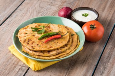 Geleneksel Hint ekmek - Aloo paratha veya aalu parotha, patates, ekmek dolması. domates ketçap ya da sos ve lor ile servis
