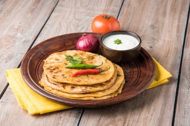 Geleneksel Hint ekmek - Aloo paratha veya aalu parotha, patates, ekmek dolması. domates ketçap ya da sos ve lor ile servis
