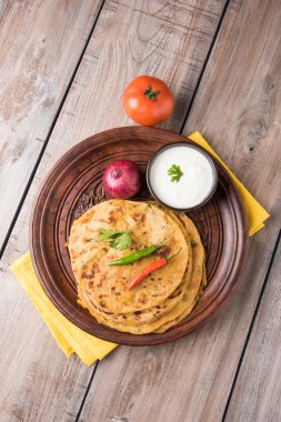 Geleneksel Hint ekmek - Aloo paratha veya aalu parotha, patates, ekmek dolması. domates ketçap ya da sos ve lor ile servis