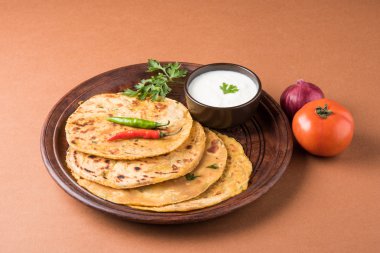 Geleneksel Hint ekmek - Aloo paratha veya aalu parotha, patates, ekmek dolması. domates ketçap ya da sos ve lor ile servis