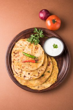 Geleneksel Hint ekmek - Aloo paratha veya aalu parotha, patates, ekmek dolması. domates ketçap ya da sos ve lor ile servis