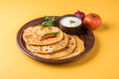 Geleneksel Hint ekmek - Aloo paratha veya aalu parotha, patates, ekmek dolması. domates ketçap ya da sos ve lor ile servis