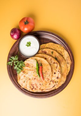 Geleneksel Hint ekmek - Aloo paratha veya aalu parotha, patates, ekmek dolması. domates ketçap ya da sos ve lor ile servis