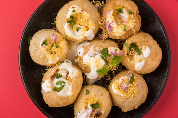 Dahi puri un aperitivo indio punjabi muy picante —  Fotos de Stock
