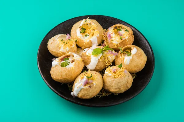 Dahi puri hidangan pembuka indian punjabi yang sangat pedas — Stok Foto