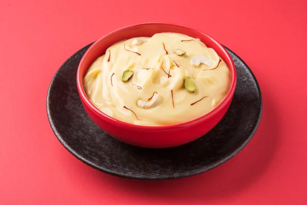 Postre indio o Shrikhand dulce indio, compuesto de yogur colado o chakka, popular en maharashtra y gujrat, kesar shrikhand, es un plato acompañante popular, así sabe muy bien con puri o chapati — Foto de Stock