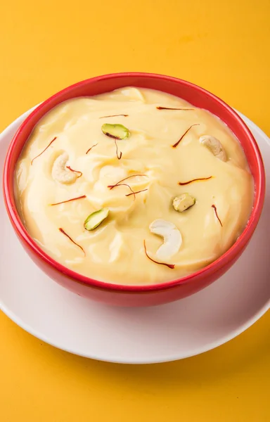 Indisk dessert eller indisk söt Shrikhand, som består av ansträngda yoghurt eller chakka, populär i maharashtra och gujrat, kesar shrikhand, är en populär sida skålen också smakar bra med puri eller chapati — Stockfoto