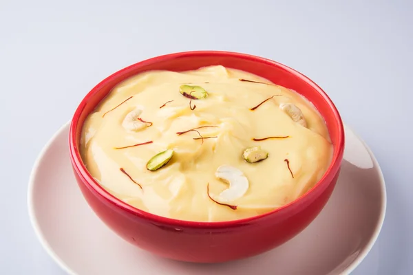 Indisches Dessert oder indische süße Shrikhand, bestehend aus Joghurt oder Chakka, beliebt in Maharashtra und Gujrat, Kesar Shrikhand, ist eine beliebte Beilage und schmeckt auch gut mit Puri oder Chapati — Stockfoto