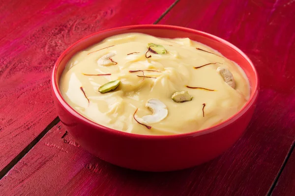 Indisches Dessert oder indische süße Shrikhand, bestehend aus Joghurt oder Chakka, beliebt in Maharashtra und Gujrat, Kesar Shrikhand, ist eine beliebte Beilage und schmeckt auch gut mit Puri oder Chapati — Stockfoto