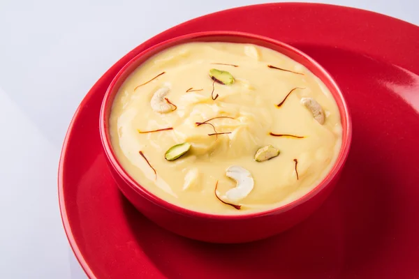 Dessert indien ou Shrikhand sucré indien, composé de yaourt filtré ou chakka, populaire dans le maharashtra et le gujrat, kesar shrikhand, est un plat d'accompagnement populaire et a bon goût avec puri ou chapati — Photo