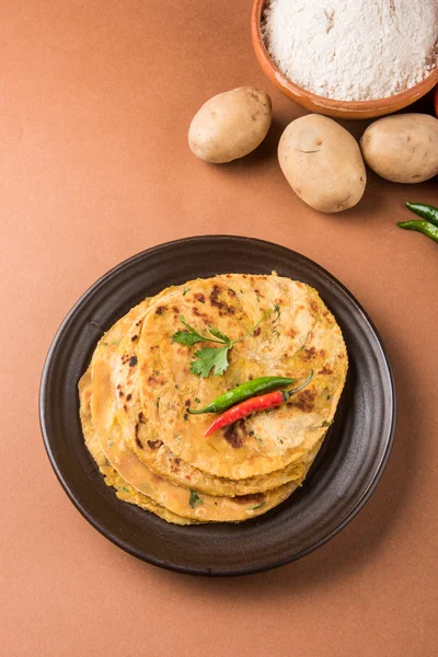 Traditionella indiska bröd - Aloo paratha eller Jennie parotha, potatis fyllda bröd. serveras med tomatketchup eller sås och ostmassa — Stockfoto