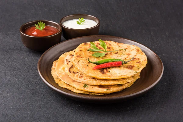 Geleneksel Hint ekmek - Aloo paratha veya aalu parotha, patates, ekmek dolması. domates ketçap ya da sos ve lor ile servis