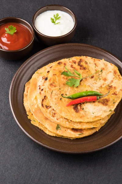 Geleneksel Hint ekmek - Aloo paratha veya aalu parotha, patates, ekmek dolması. domates ketçap ya da sos ve lor ile servis