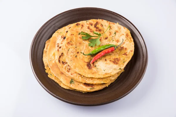 Traditional Indian bread - Aloo paratha or aalu parotha, potato stuffed bread. served with tomato ketchup or sauce and curd — Stock Photo, Image