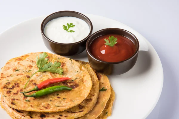 Pan tradicional indio - Aloo paratha o aalu parotha, pan relleno de papa. servido con salsa de tomate o salsa y cuajada —  Fotos de Stock