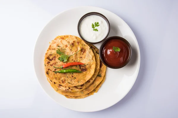 Pain indien traditionnel - Aloo paratha ou aalu parotha, pain farci aux pommes de terre. servi avec ketchup tomate ou sauce et caillé — Photo